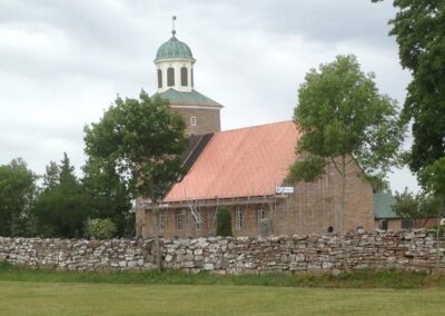 kyrka med gröna buskar