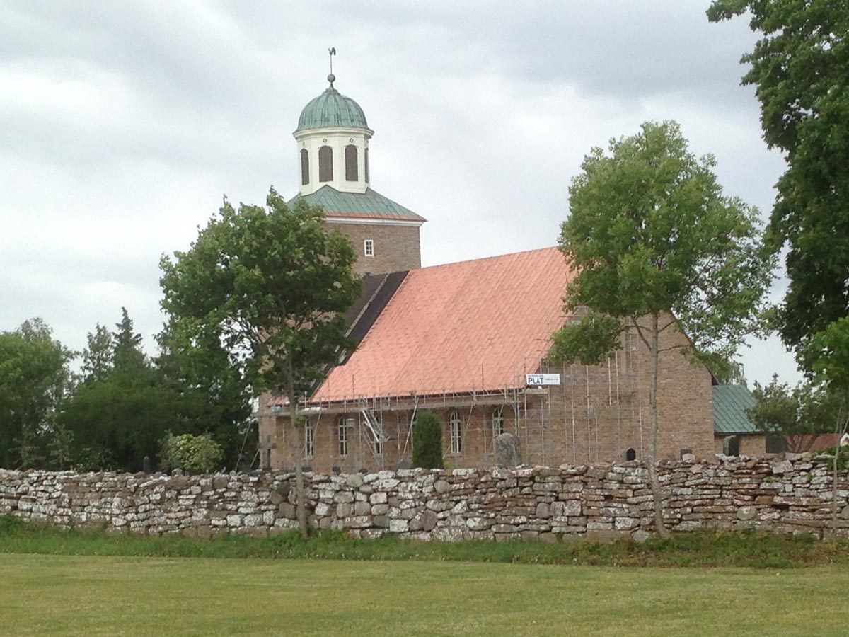 kyrka med gröna buskar